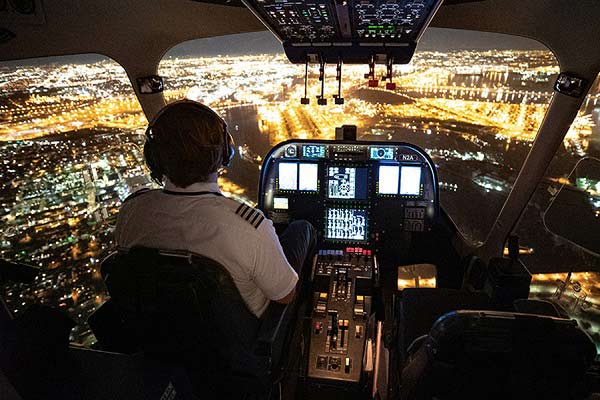 کنترل چراغ باند فرودگاه توسط خلبان
