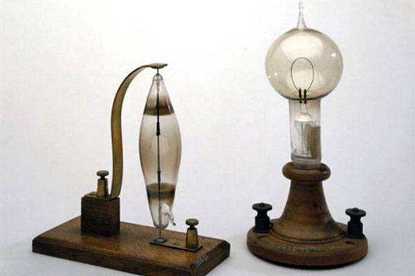 اولین لامپ الکتریکی چگونه ساخته شد؟