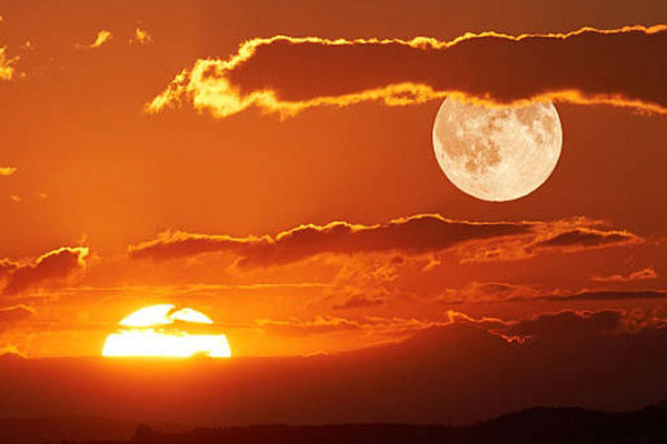 تفاوت نور ماه و خورشید