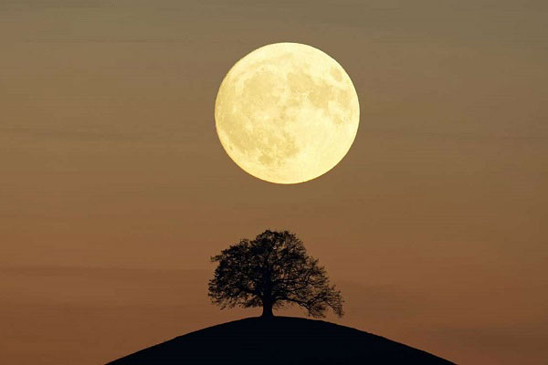 آیا ماه از خود نور دارد؟
