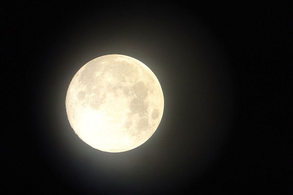 ما نور ماه را چگونه می‌بینیم؟