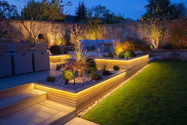 تاثیر نورپردازی حیاط و باغچه ویلا در زیبایی ساختمان