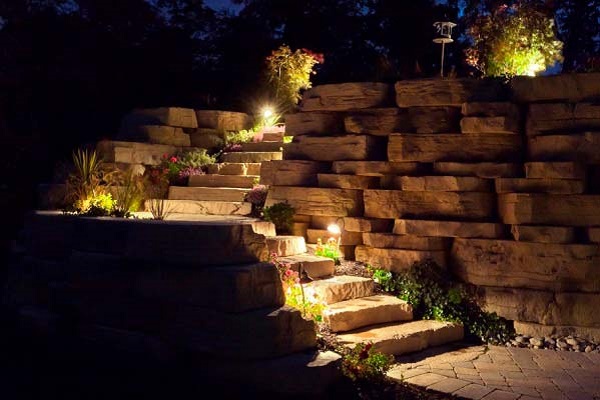 نورپردازی پله‌های باغ و حیاط ویلا